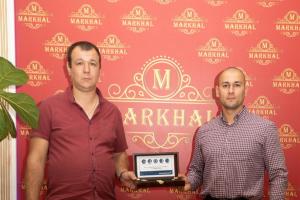 Руководитель сервисного центра Водамир Алексей Фефелов и руководитель отдела продаж Руслан Алиев с символическими ключами Грундфос